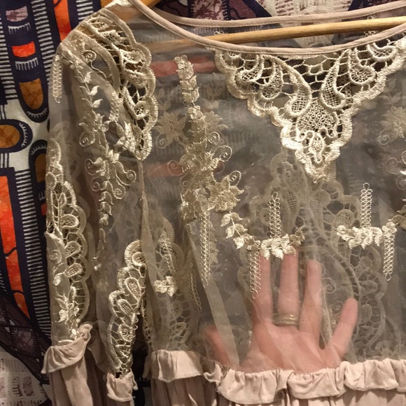 Tobi nude lace bellsleeve dress - Picture 2 of 4